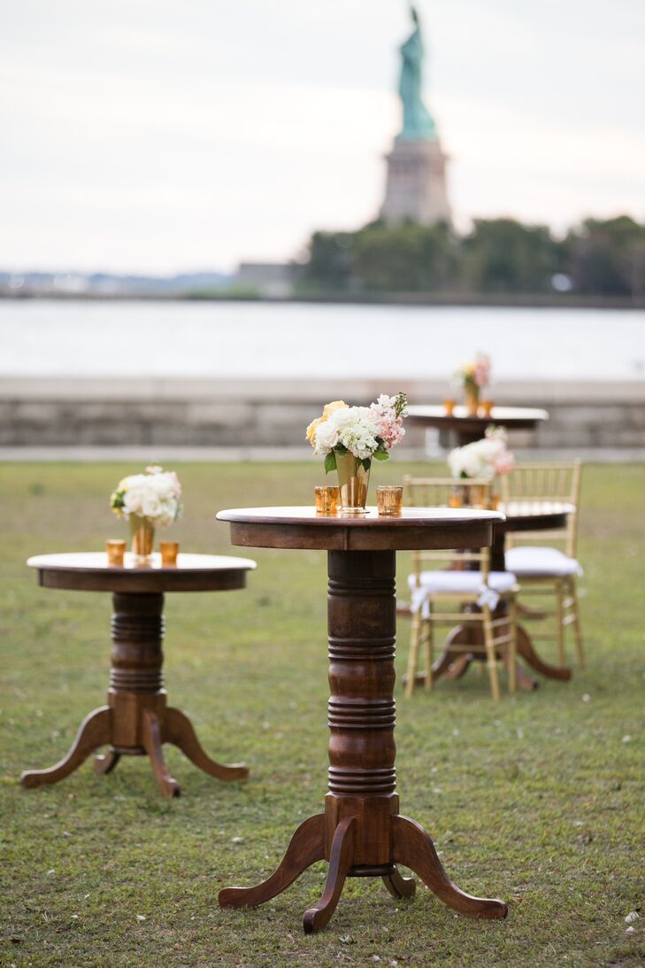 With a bit of luck, the weather was beautiful, allowing the couple to make the most of the setting. After saying “I do” in a traditional Jewish ceremony inside Ellis Island’s Registry Room, the newlyweds and their guests headed outdoors for cocktail hour. While guests sipped on signature cocktails, like the French 75 (Lauren’s favorite), they took in breathtaking views of the sun setting over the New York City skyline.