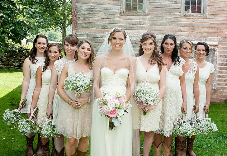 Mary allowed her bridesmaids to choose their own dresses asking only they they be off-white, lace, short and with a vintage-style. "The best part was that all the girls could feel so happy and comfortable in their dresses and be able to wear them again," Mary says.