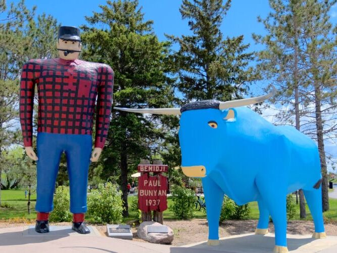 Picture of Paul Bunyan & Babe the Blue Ox Statues