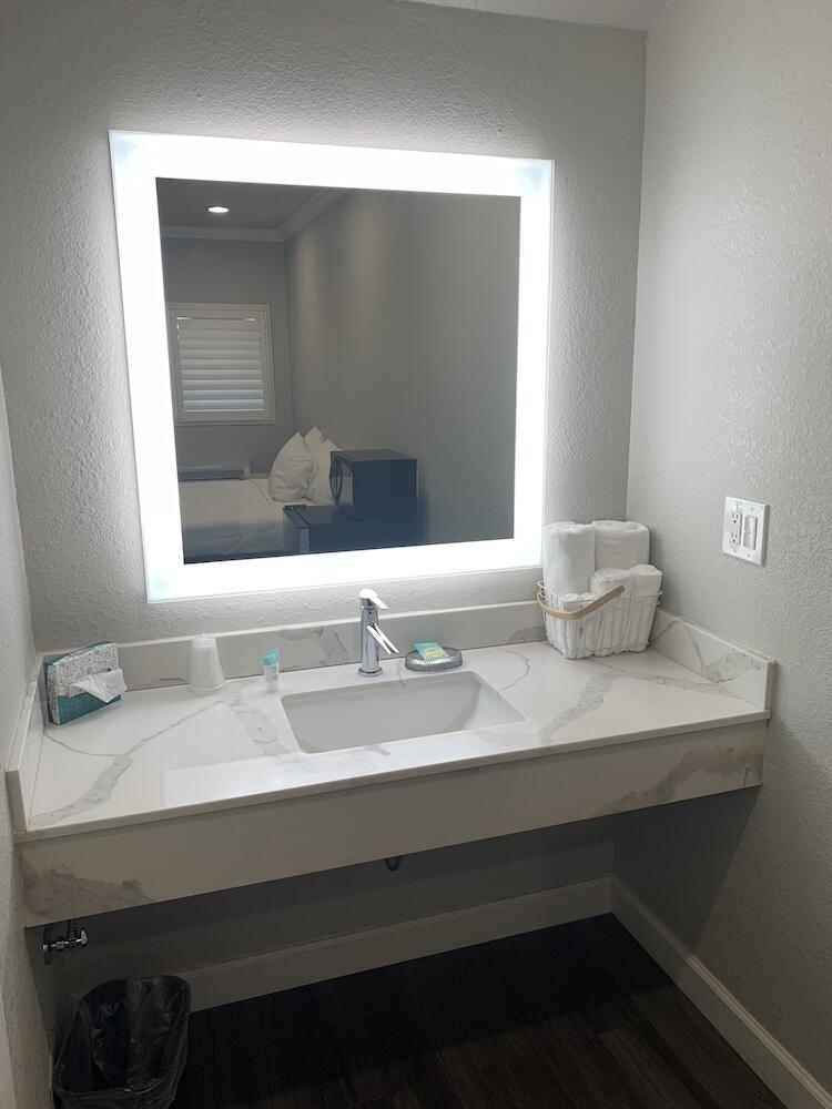 Picture of Elmwood Motel