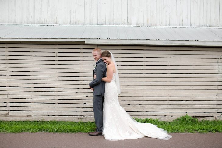 Inspired by the antique decor that filled Emily Cole’s (27 and a server) parents’ home, she and Christopher Cole (27 and a physician) had this vintage