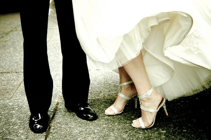 Kelly wore Manolo Blahnik stilettos in delicate platinum leather adorned with a crystal crusted heel.