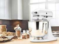 White KitchenAid standmixer with silver bowl