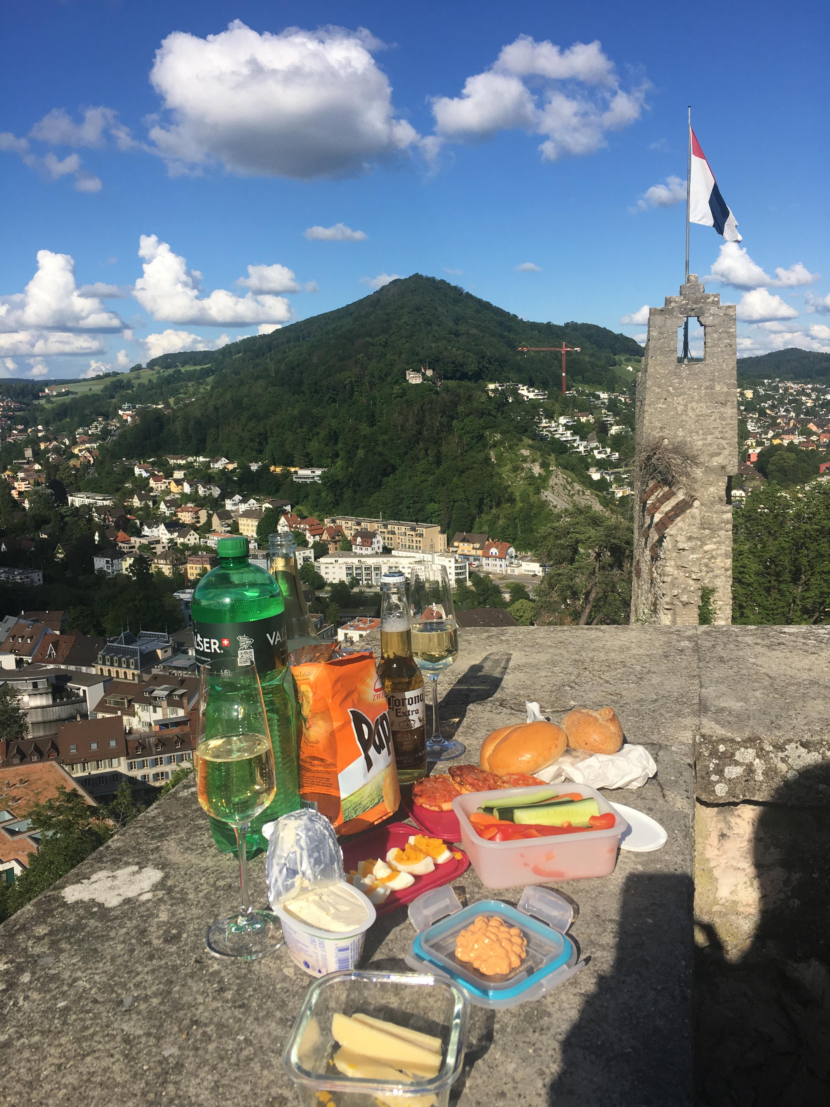Ein wunderschönes Überraschungsdate auf der Burgruine Baden mit feinem Apéro. Kurz darauf zog Gloria zu Adrian nach Baden und wir starteten in unser erstes gemeinsames Zuhause. 