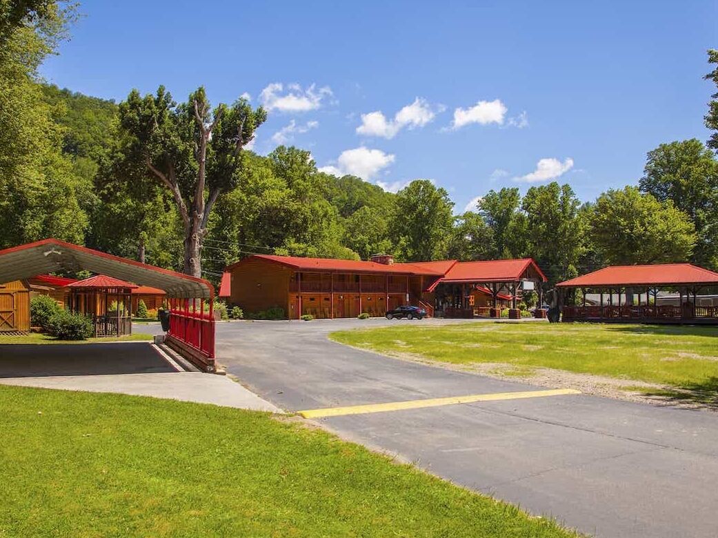 Picture of Smoky Falls Lodge