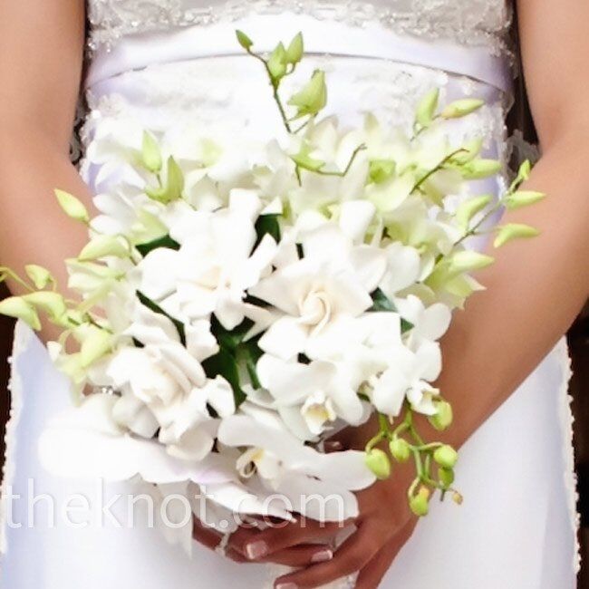 Arianne carried an all-white bouquet of orchids, gardenias and roses.