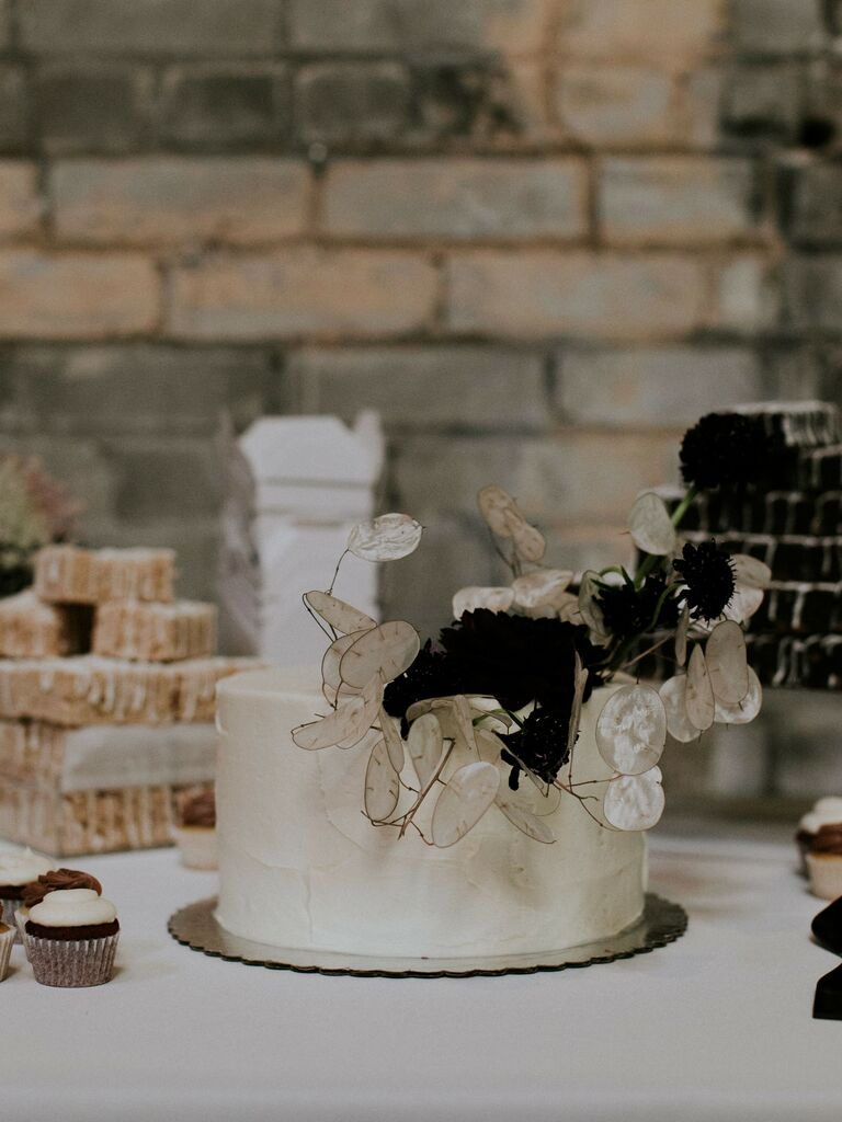 Moody one-tier wedding cake for your dramatic wedding