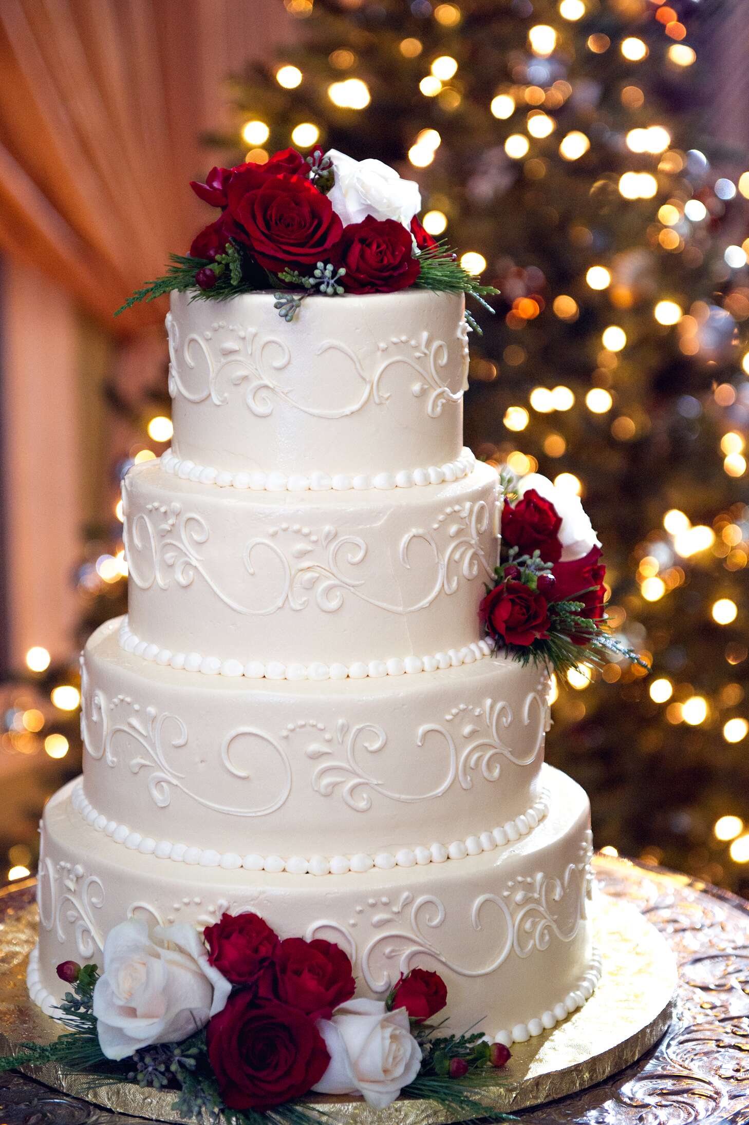 Wedding cake with red roses discount