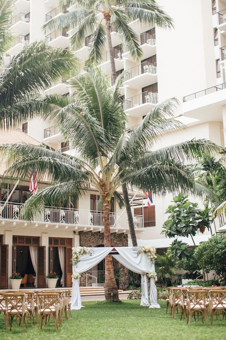 Outdoor wedding ceremony at the Halekulani Hotel in Oahu
