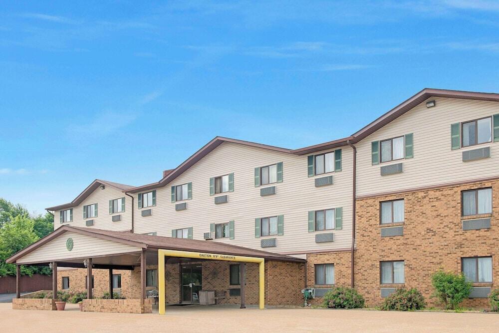 Picture of Super 8 by Wyndham St. Clair MO