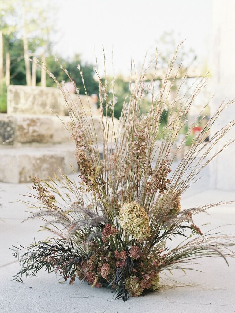 A beautiful neutral-toned floral arrangement.