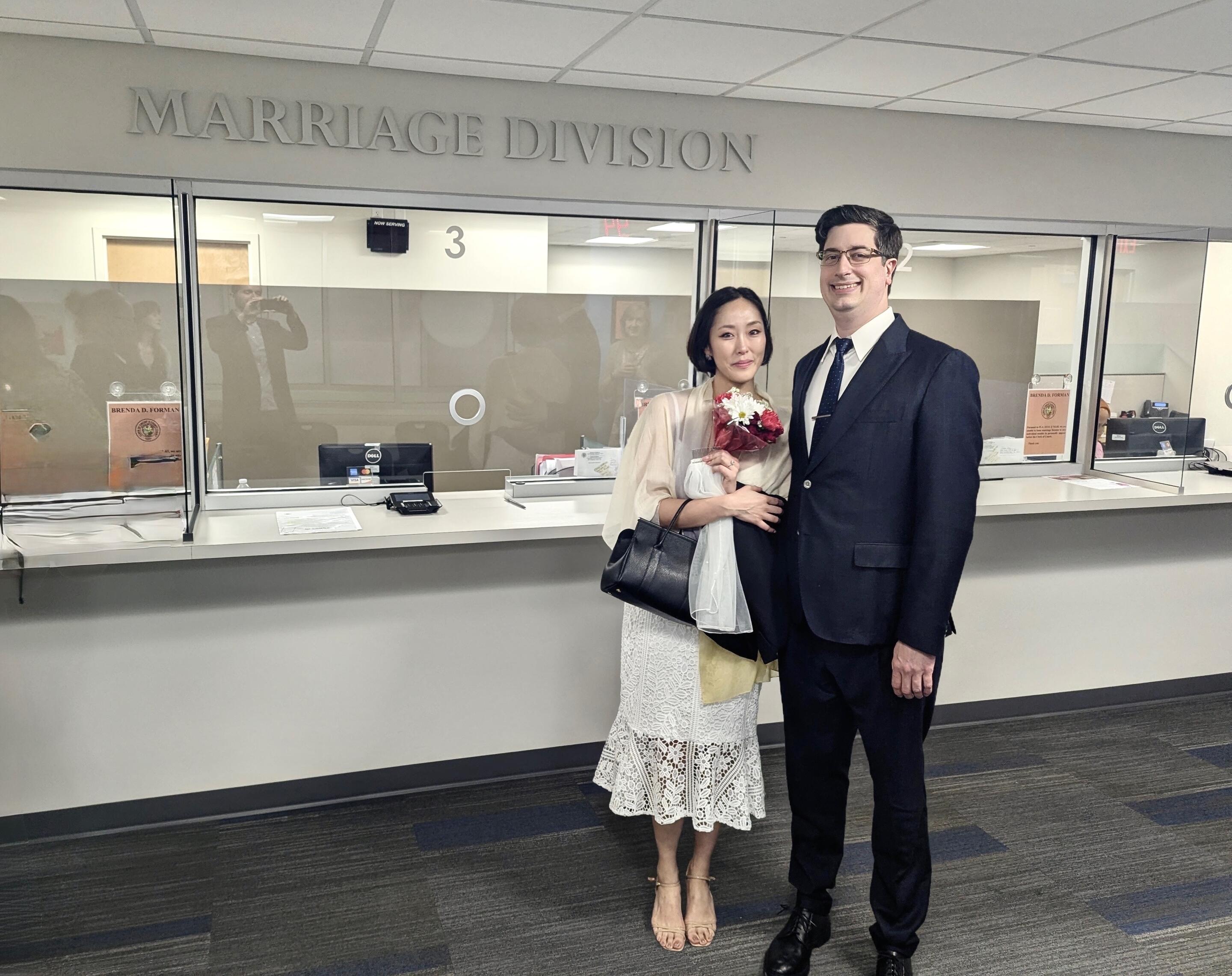 We are officially married! And we'll celebrate with you guys in Chicago this time together!
그리고 우선 먼저 법원가서 얼른 서로를 낚아챘습니다. 시카고에서 함께 축하할 날을 고대하고 있습니다 :)