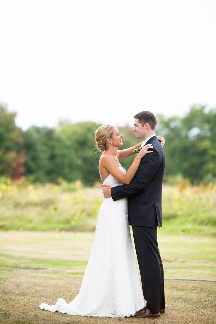 From the lush ceremony accents on wooden stands to the bridesmaids' rose floor-length dresses, Caitlin Vassallo (26 and an elementary school teacher) 