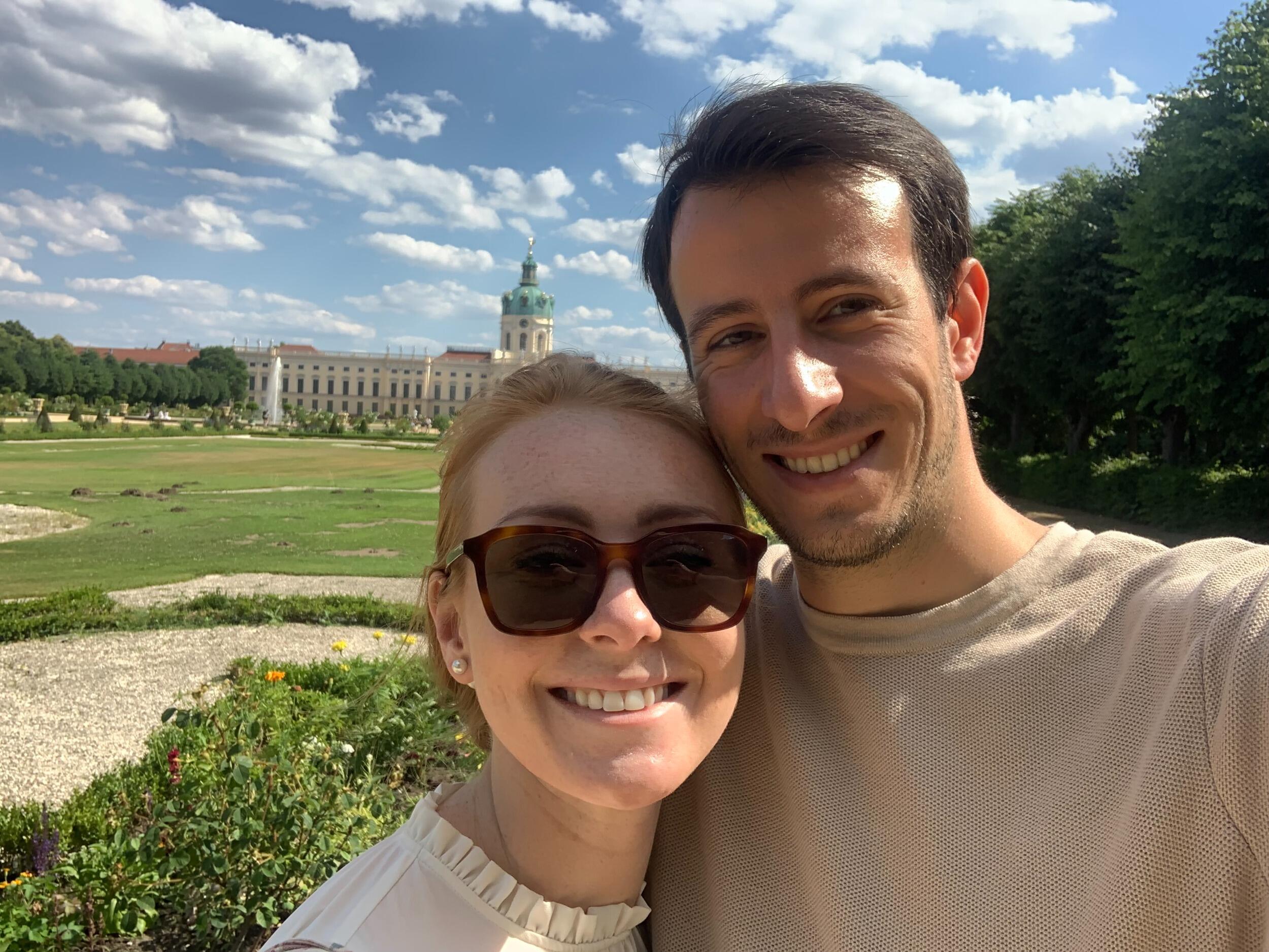After a few months of back and forth, Kate & Antoine decided to move to Berlin together and start a new chapter. - 

Apres quelques allers-retours, Kate et Antoine ont décidé d’emménager ensemble à Berlin et de commencer un nouveau chapitre de leur vie.