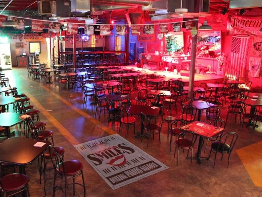 Picture of Savannah Smiles Dueling Pianos