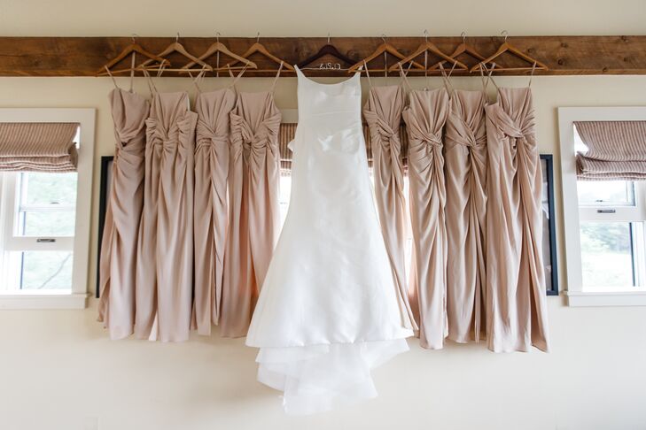 Sarah Markowitz and Nick Andlinger looked to bountiful bouquets of wildflowers and a color palette of green, white and blue to infuse their summer nup
