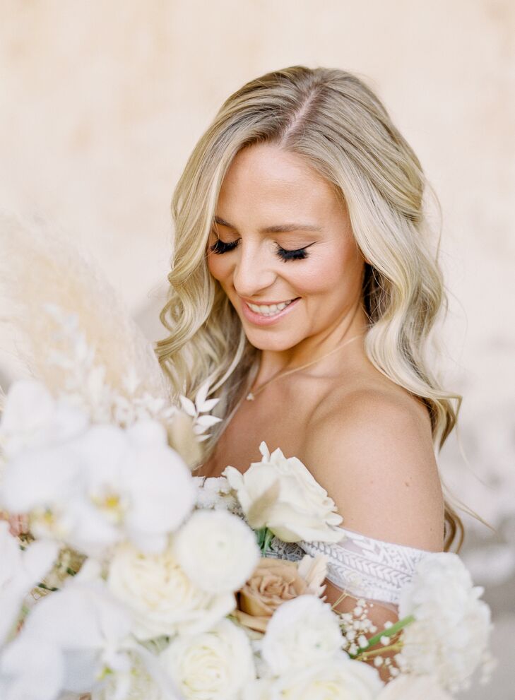 Bride With Loose Waves and Natural Makeup