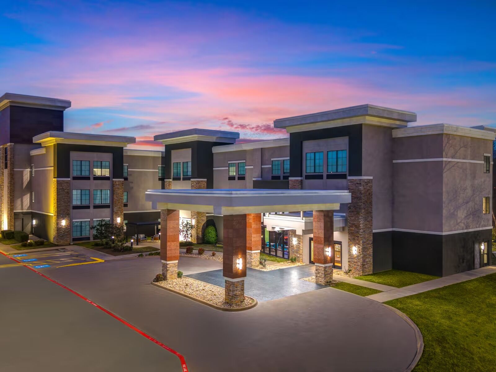 Picture of La Quinta Inn & Suites by Wyndham Tyler - University Area