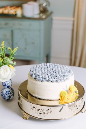 Single-Tiered Cake with Blueberries and Gold Cake Stand