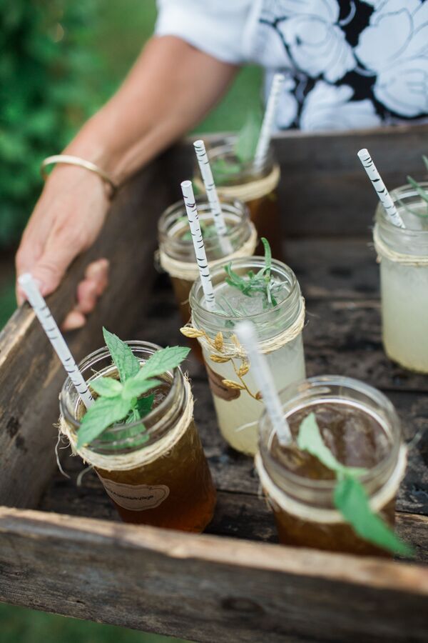 Working with Jennie Gwilym of Catering to You, Megan and Jordan designed a custom menu of fresh seasonal eats that was a huge hit with guests. During cocktail hour, the catering team whipped up two signature cocktails—vodka-lavender lemonade and maple-mint bourbon iced tea—which were perfectly refreshing and also laid-back.