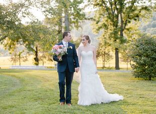 Jessica Spragg (27 and an account manager) and Bryce Morrison (26 and a marketing director) incorporated a variety of bright spring and summer colors 