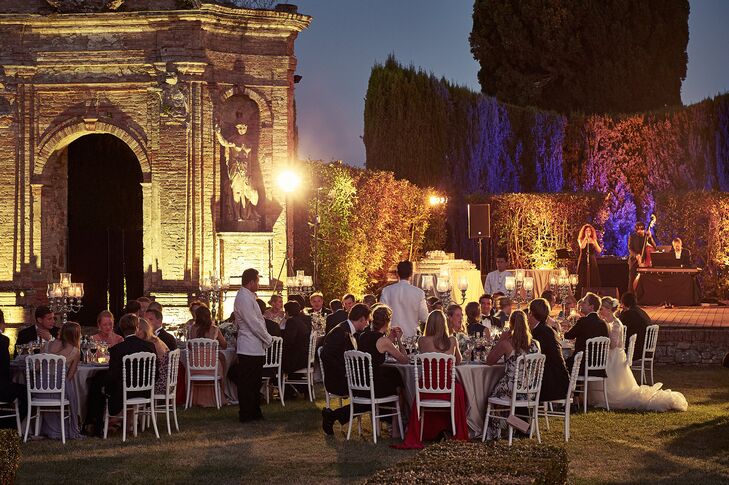 The reception took place in the open-air theater, between statues of Tragedy and Comedy, created by Maltese sculptor Bosio.