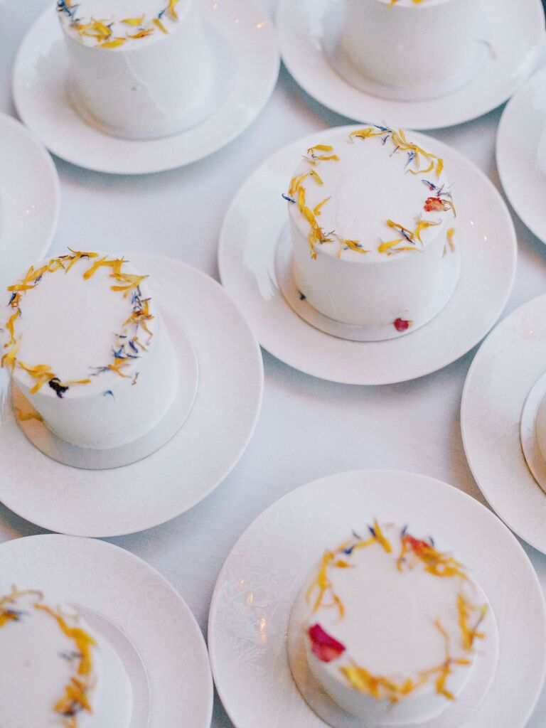 Mini white cakes for a small wedding. 