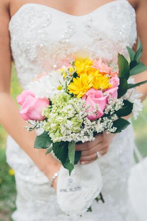 Spring Bridal Bouquet With Roses and Daisies