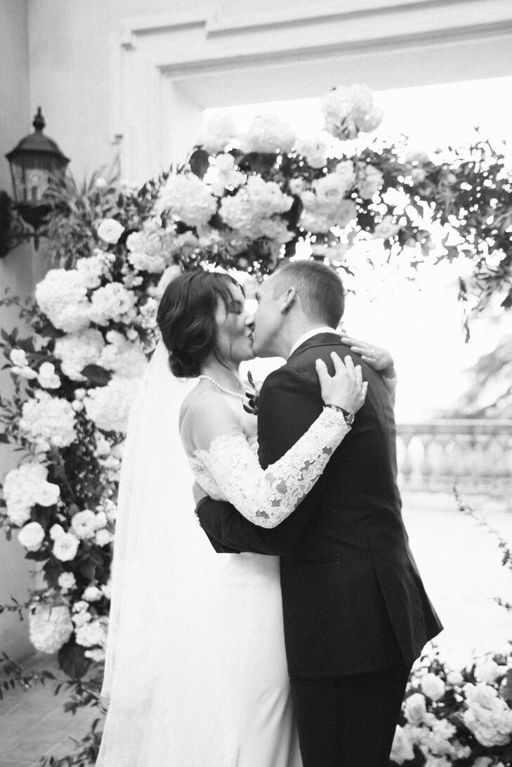 Romantic First Kiss at Villa Aurelia in Rome