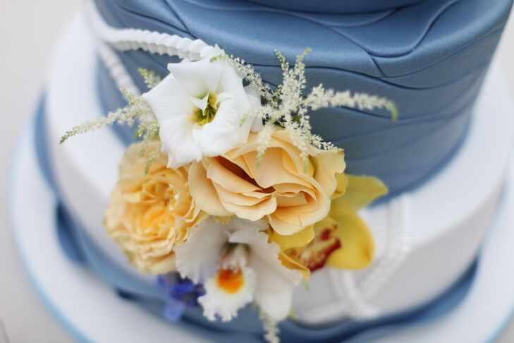 Garden Rose and Lisianthus Wedding Cake Flowers