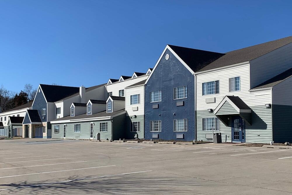 Picture of Days Inn & Suites by Wyndham Williamsburg IA North