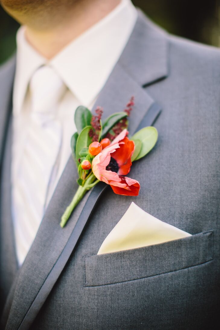 Rather than going for the traditional red, white and blue that represents both England and Texas, the couple selected a color palette of red with varying shades of gray.