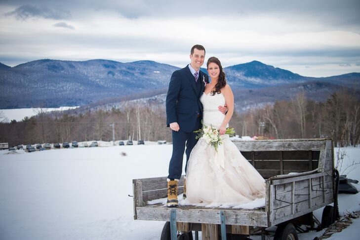 Nikia Trinward (30 and a works in clinical affairs) and Kyle Trinward (31 and a sales manager) planned a rustic, wintry affair that paid tribute to th