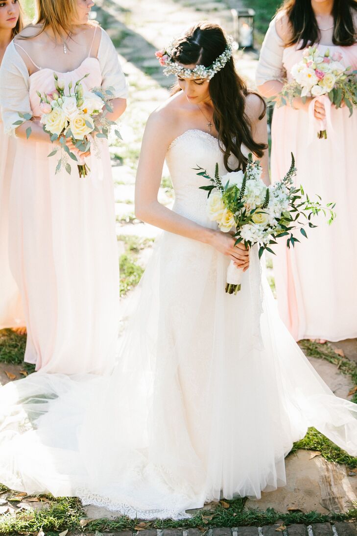 Meg wore a fitted and strapless Annasul Y dress with flat sandals and an organic white bouquet.