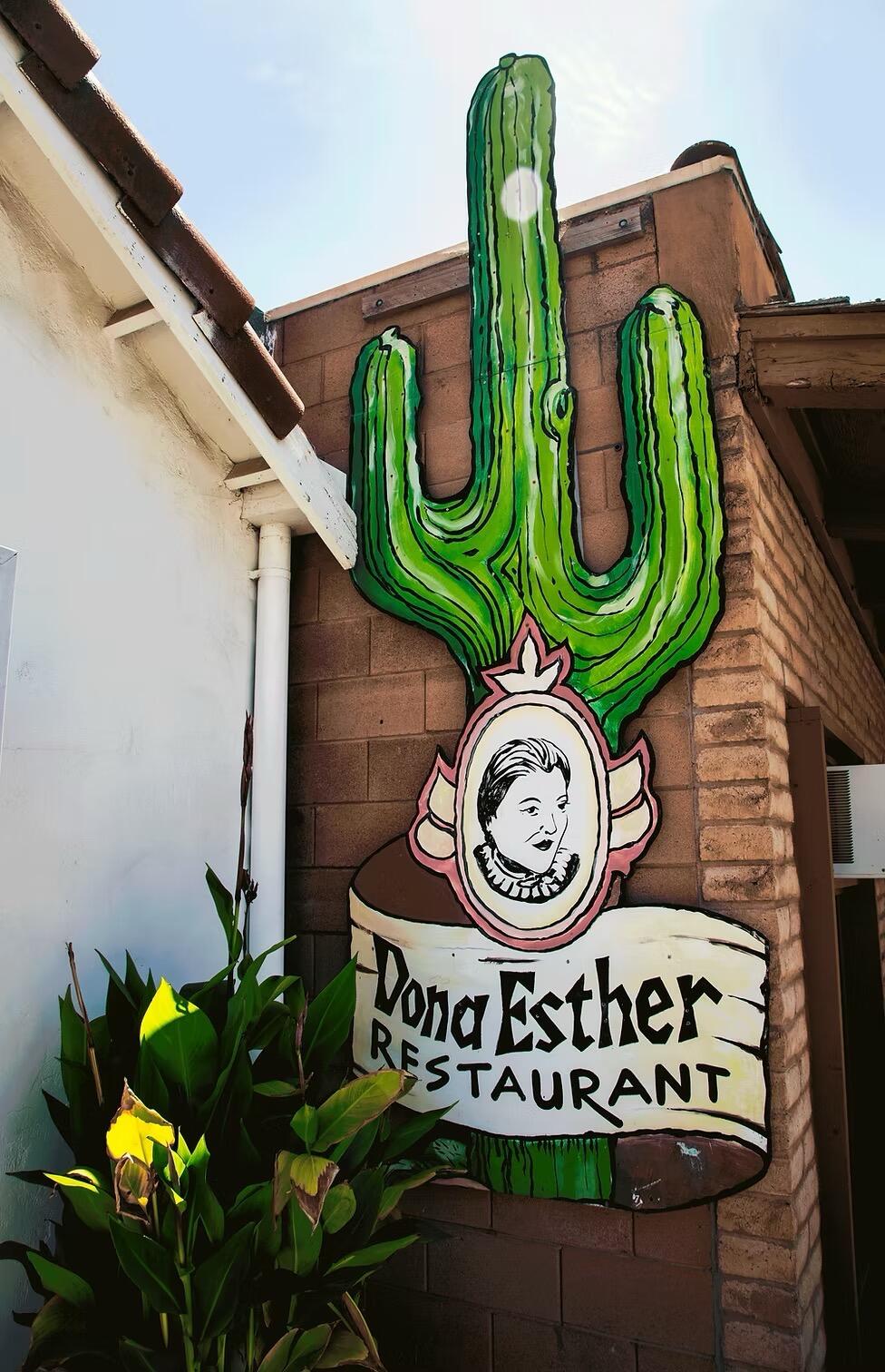 For their first official date, Alberto invited Anna to Doña Esther Mexican Restaurant in San Juan Bautista. Over dinner and drinks, they shared stories about their families, dreams, and life goals—effortlessly building a connection that already felt meant to be.

When the restaurant finally closed (and they were politely kicked out), Alberto suggested a spontaneous drive up to Fremont Peak. There, under the vast night sky, they stargazed, laughed, danced, and ended up spending the entire night together until the early morning hours. That magical evening ended with their very first kiss under the moonlight, surrounded by stars.                                                -                                                                                    

Para su primera cita oficial, Alberto invitó a Anna a cenar a Doña Esther, un restaurante mexicano en San Juan Bautista. Entre comida y bebidas, compartieron historias sobre sus familias, sus sueños y sus metas en la vida, creando una conexión que desde el inicio se sintió destinada. Cuando el restaurante finalmente cerró (y amablemente los invitaron a retirarse), Alberto le propuso continuar la noche con un paseo improvisado hasta Fremont Peak.
Allí, bajo el inmenso cielo nocturno, contemplaron las estrellas, rieron, bailaron y pasaron juntos toda la noche hasta el amanecer. Aquella velada mágica culminó con su primer beso bajo la luz de la luna, rodeados de estrellas.