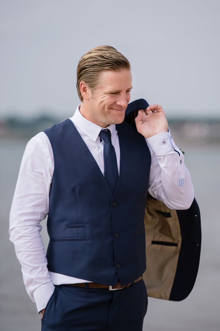 Fredrik wore a dark blue suit from J. Lindberg.