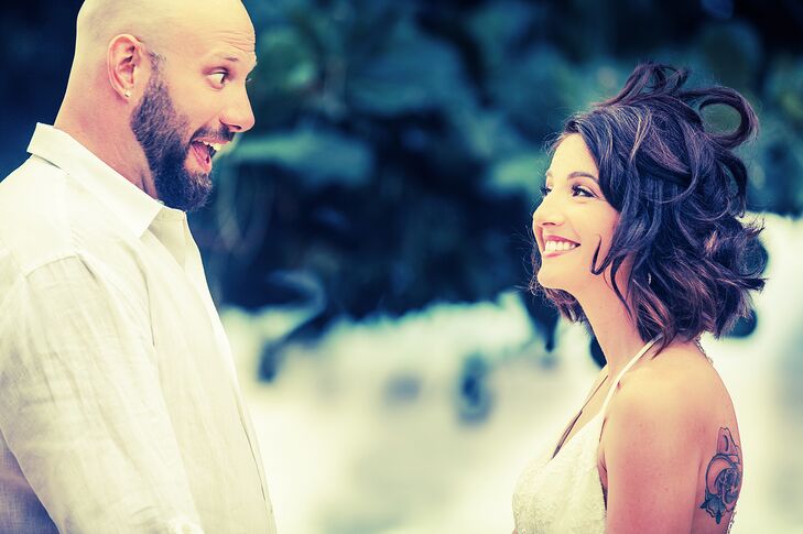 This destination wedding on the island of Maui, Hawaii, stayed loyal to its natural, tropical surroundings. The romantic ceremony of Veronica Rodngues