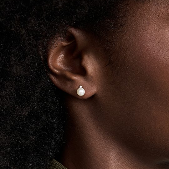 Pearl and 14k gold stud earrings by Mizuki