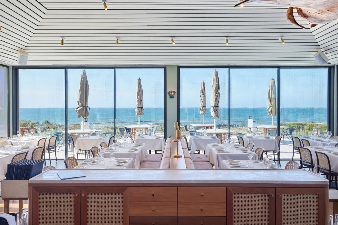 We want to welcome all guests with a dinner at one of our favorite seafood resturants in Cascais. 