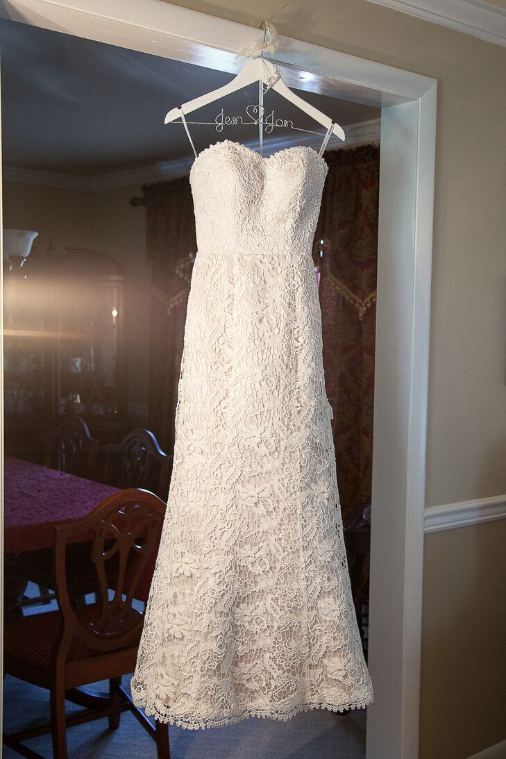 Jennifer wore a strapless, A-line wedding dress with a sweetheart neckline and venetian lace overlay by Justin Alexander.