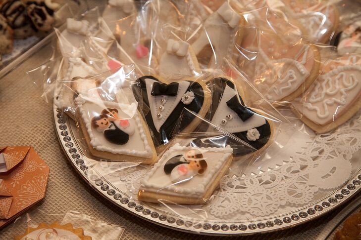 As favors, Jennifer and Jonathan gave their guests individually wrapped cookies decorated with wedding motifs.