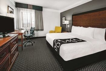 Picture of La Quinta Inn & Suites by Wyndham Houston Baytown East