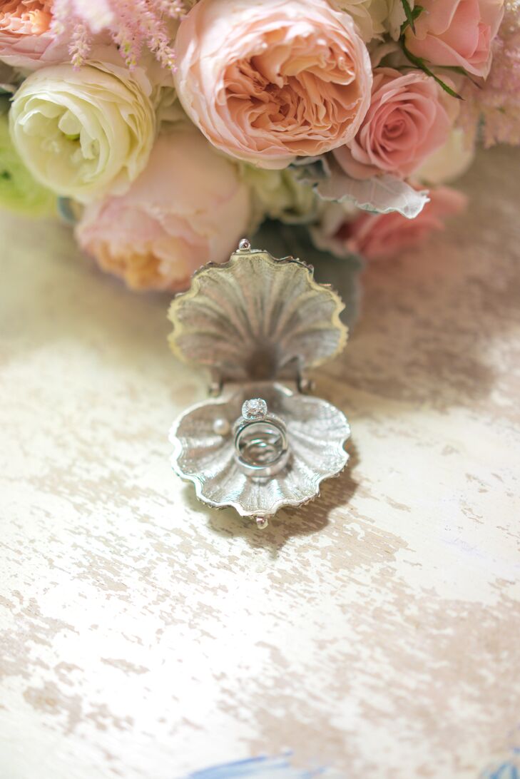 Round-Cut Diamond Ring in Clam Shell