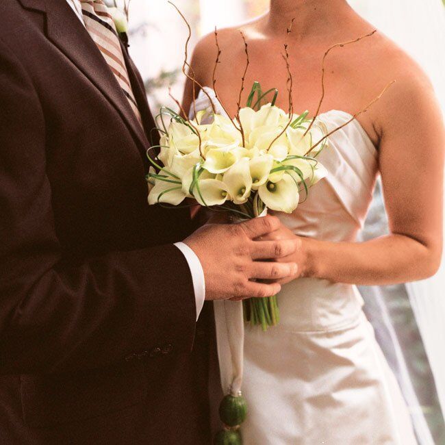 Melissa held a bouquet of white mini calla lilies accented with curly willow tips and bear grass.