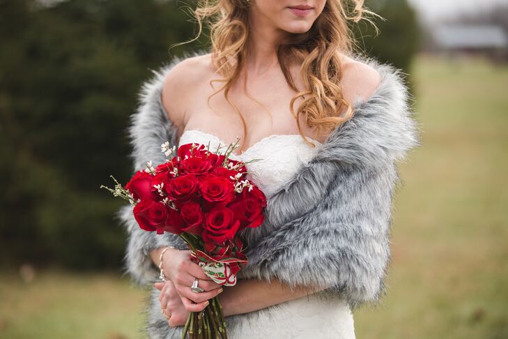 To stay warm during her November wedding in Ohio without sacrificing her classic look, Elizabeth wore a gray fur shawl over her strapless wedding dress.