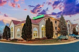 Picture of La Quinta Inn & Suites by Wyndham Milwaukee Delafield