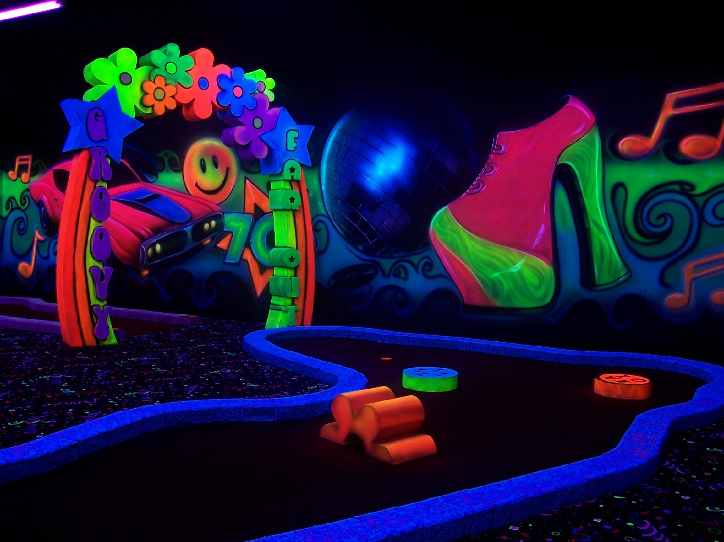 Picture of Putz n Glo Indoor Black Light Miniature Golf