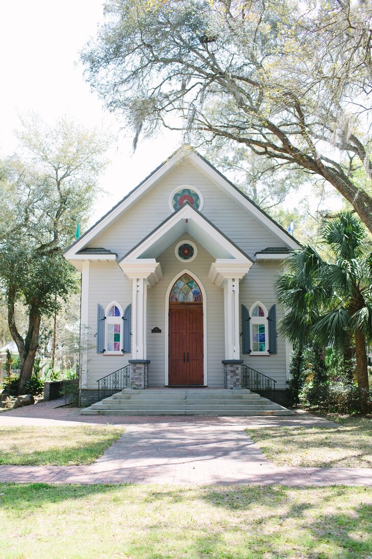 "The relaxed nature of the venue itself reflected us as a couple," says Katelyn. Her and Austin were wed at a chapel within the Steinhatchee Landing Resort.