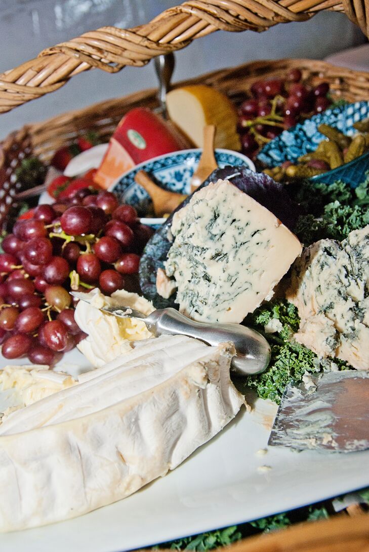 Neil and Alana started the wedding off by serving wine from the vineyard to guests as they arrived.  After the ceremony, they had a nice cheese / fruit & vegetable platter.
