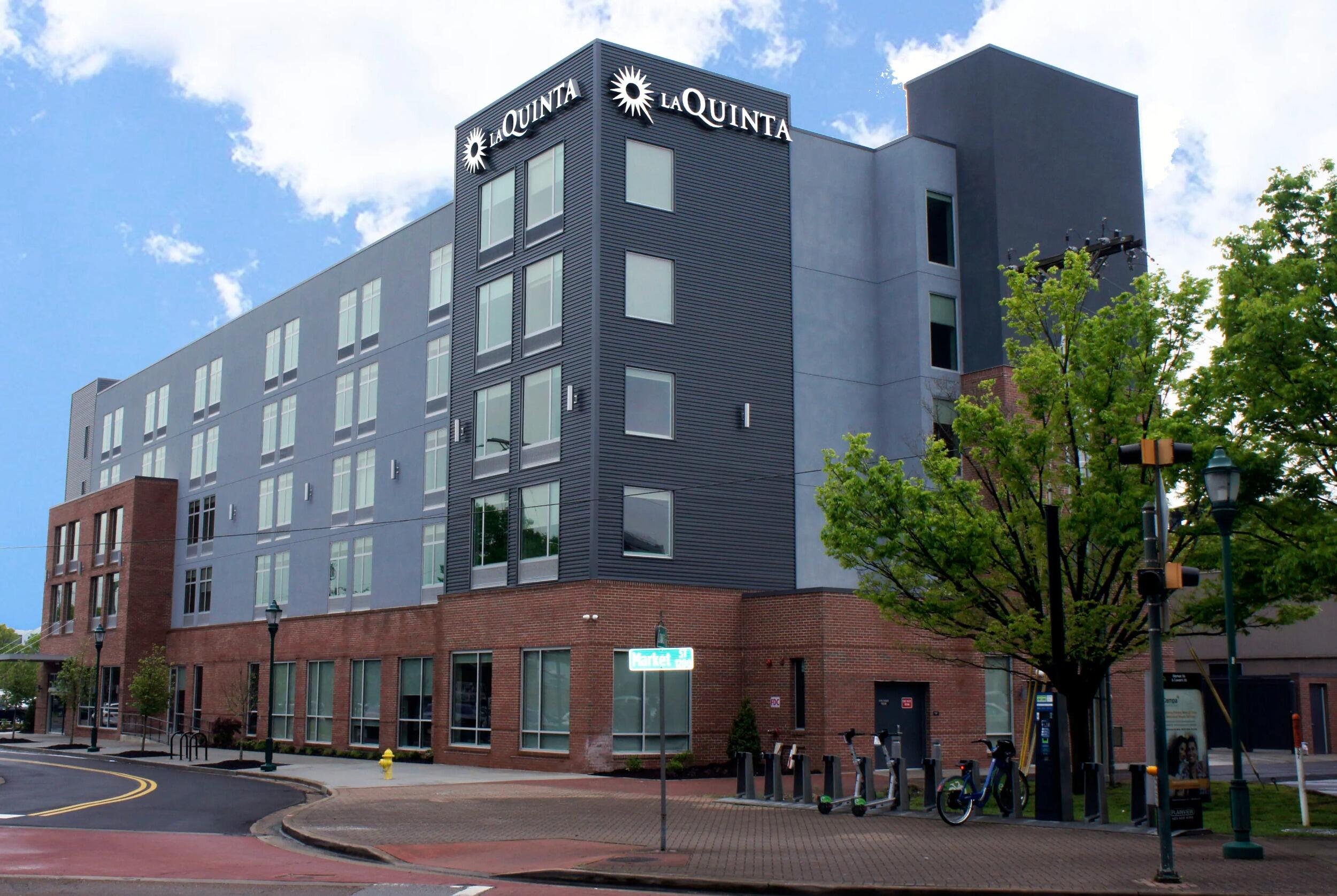 Picture of La Quinta Inn & Suites by Wyndham Chattanooga Downtown/South